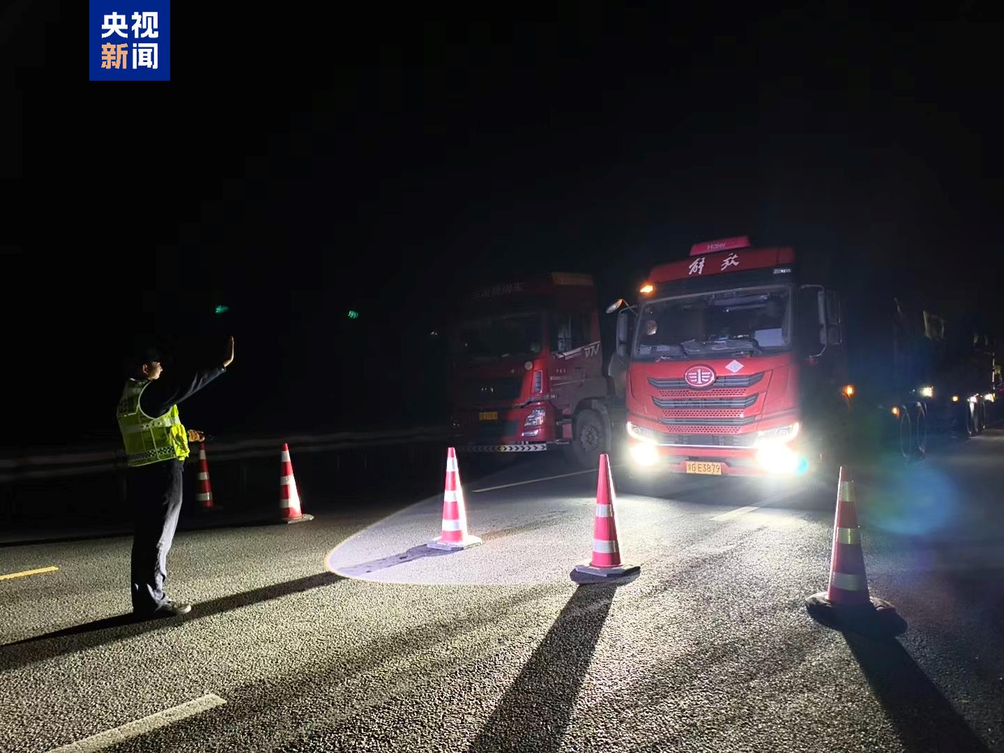G7京新高速甘肅白明段因降雪實施臨時交通管制