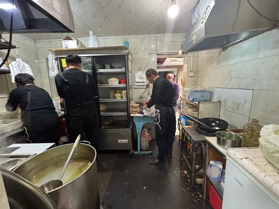 鄭州“炒八摻”師傅體力不支請人幫炒，顧客凌晨四點半蹲守，有老人取號后200元轉賣