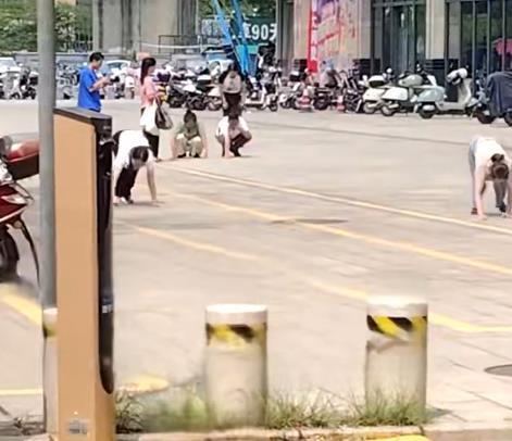 惠州多名男女在街上爬行并學狗叫，系公司團建活動時發生的行為，涉事企業已致歉