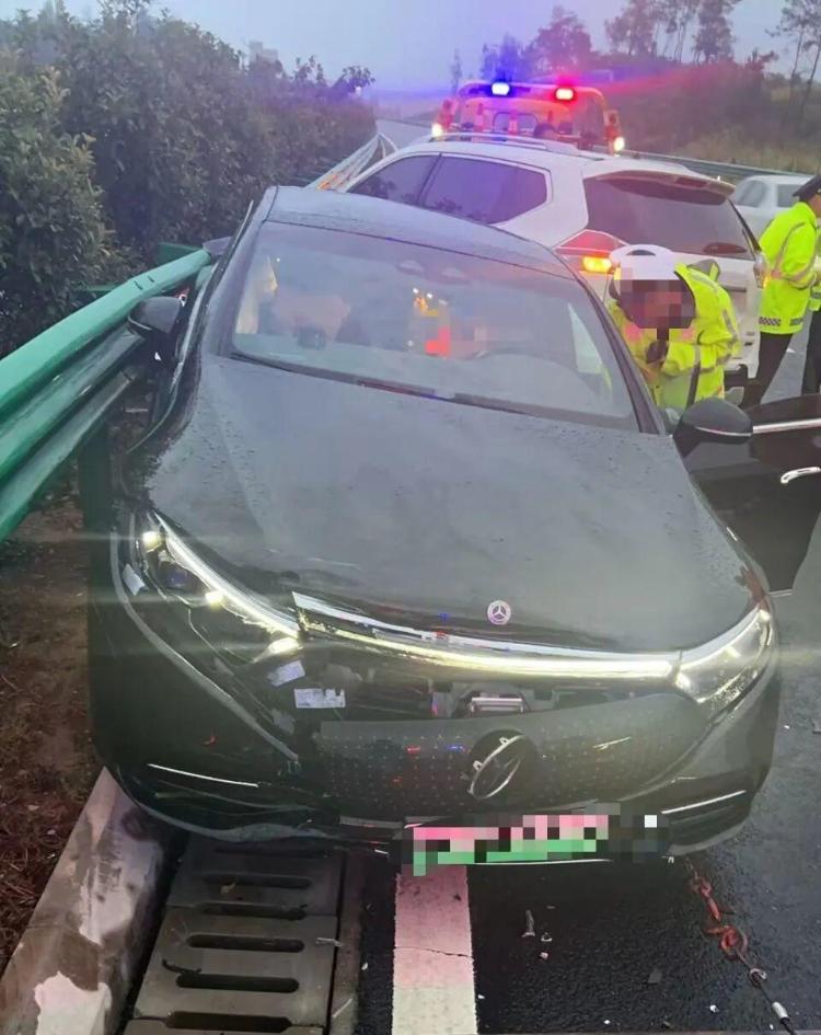 女高管花67萬買的奔馳今年投保52萬，被嚴重追尾后幾乎報廢，對方全責其保司卻只賠24萬：按二手車市場價評估