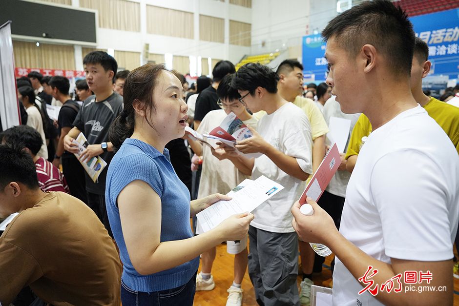 【職引未來】“金秋啟航”促就業(yè) 精準(zhǔn)服務(wù)護(hù)航青春夢