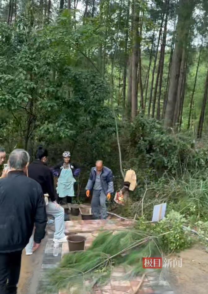 “史上最寒酸”凱里動物園的土路正在硬化鋪磚，70歲園長此前擔心游客摔倒，志愿者：為周末迎客正加班加點修