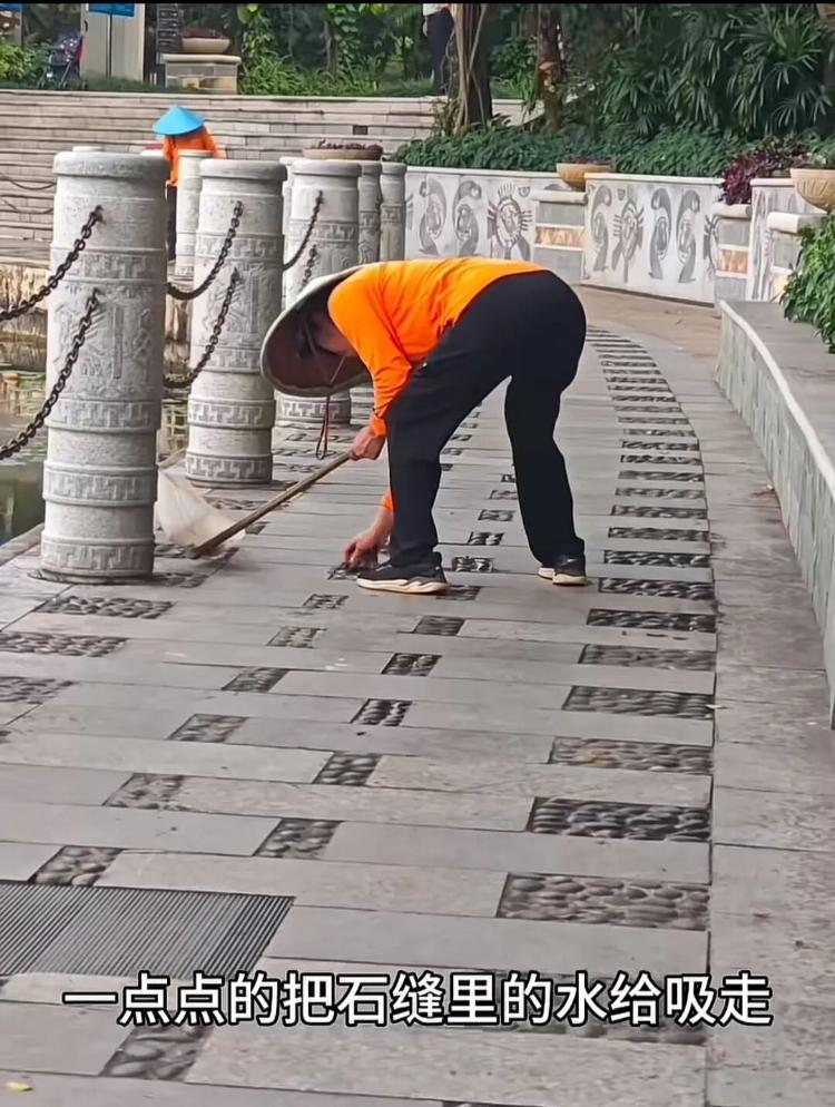 南寧環(huán)衛(wèi)阿姨被要求用抹布逐個清理石縫積水？景區(qū)回應(yīng)