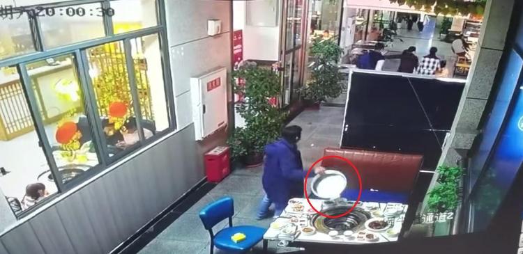 5名顧客吃火鍋逃單還把鍋順走,店家報警:飯錢還沒鍋貴
