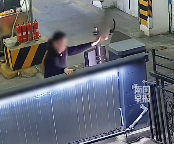 男子因長期亂停車被列入黑名單后帶人毆打保安并破壞監控設備，當地回應：警方已介入